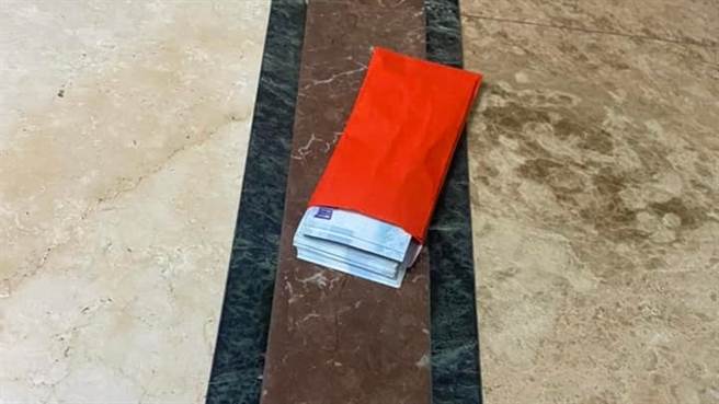 一名男网友表示，搭电梯上8楼发现电梯门口有一包很厚的红包，目测7万起跳，让他犹豫要不要捡。（图／翻摄自爆废公社公开版）