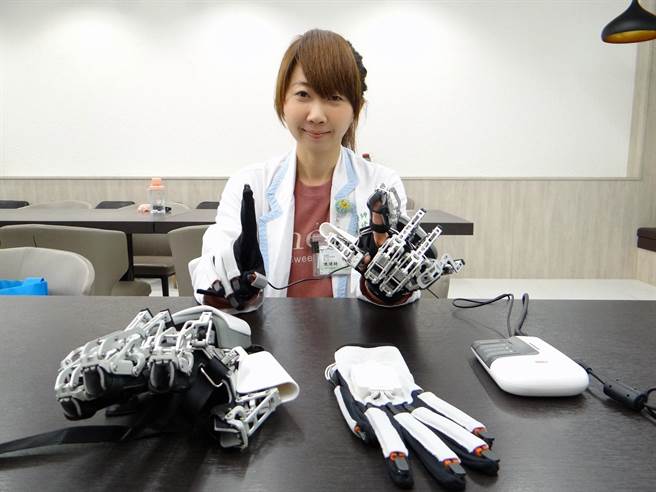 奇美医学中心最近引进「穿戴式上肢远端復健机器手」，提供脑中风病患个人化的復健训练。（奇美医提供／洪荣志台南传真）
