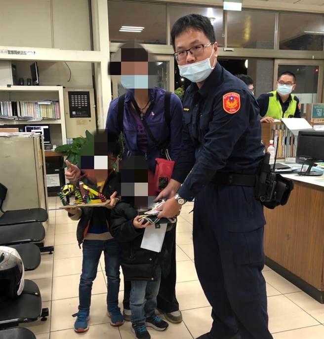 员警了解上情后，接下男童交付找寻主人超级任务，循着皮夹内的证件线索，迅速找到遗失皮夹的康姓失主。(警方提供)