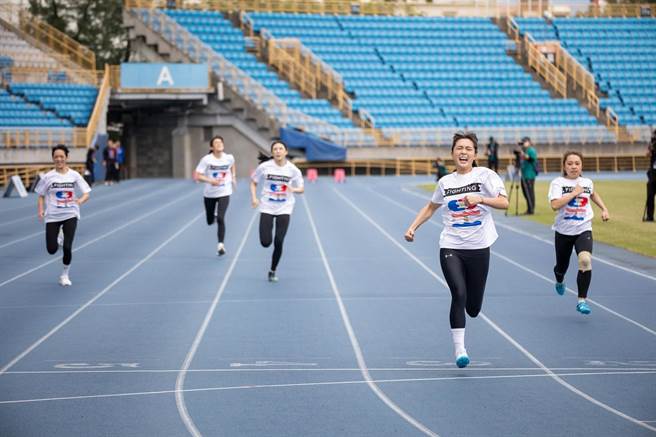 女子组百米测试赛。（好看娱乐提供）