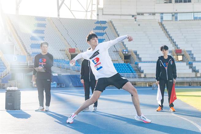 王品澔垒球掷远掷出逼近曹佑寧的佳绩。（好看娱乐提供）