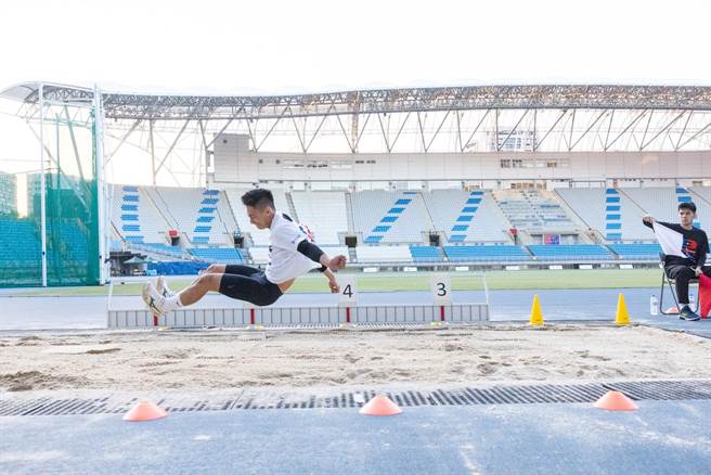 吴霏在跳远项目跳出好成绩。（好看娱乐提供）