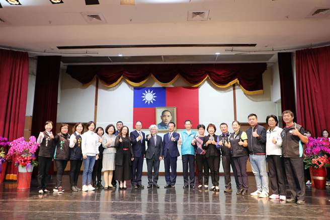 嘉义县政府今举行教育处长李美华、社会局长张翠瑶及人事处长陈怡秀布达典礼。（吕妍庭摄）