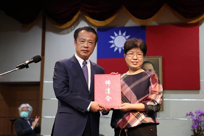 嘉义县新任教育处长由原代理处长李美华（右）真除。（吕妍庭摄）