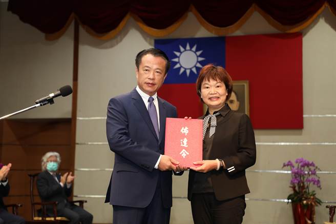 嘉义县新任社会局长由原代理局长张翠瑶（右）真除。（吕妍庭摄）