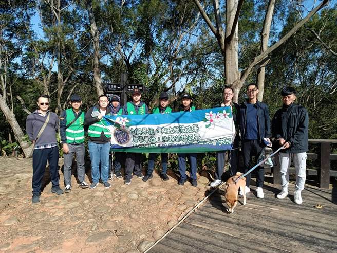 替代役男们进行环境整洁服务。（苗栗看守所提供／李京升苗栗传真）