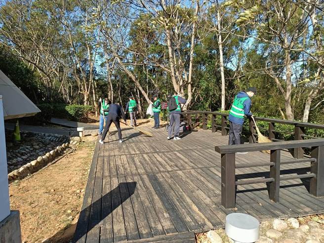 除了园区的清洁，也清扫邻近公园。（苗栗看守所提供／李京升苗栗传真）