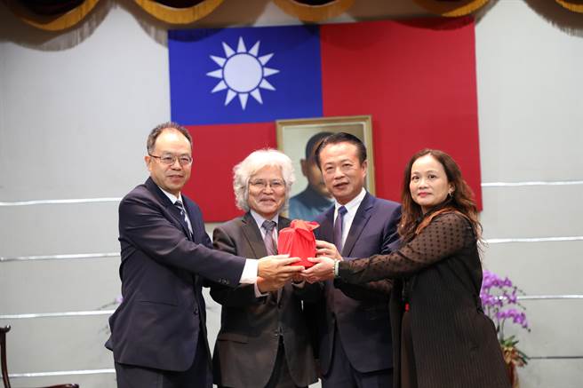 嘉义县新任人事处长由国立中山大学人事室主任陈怡秀（右一）陞任。（吕妍庭摄）