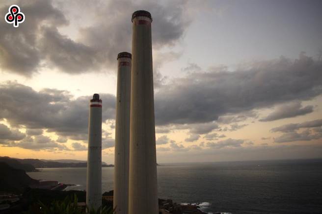 基隆协和电厂规画改建为第4座天然气接收站，基隆市议会今天超过半数跨党派议员连署提案，要求市长林右昌于下次环评会前，请台电针对替代方案进行完整研议。（本报资料照）