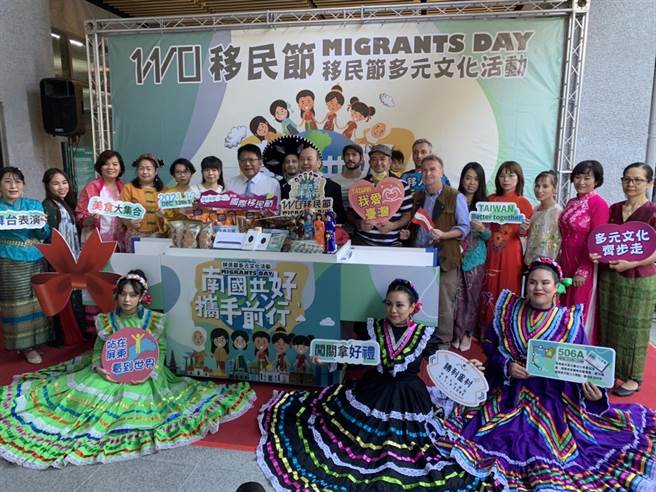 屏东县长潘孟安，移民署副署长林兴春预告本月12日将举办移民节嘉年华会。（图／移民署提供）