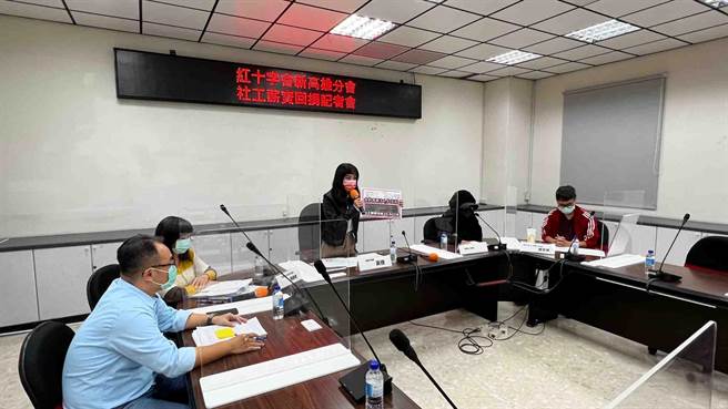 高市议员黄捷今下午在高雄市议会举办记者会，她指出，新高雄红十字会承办高市社会局委办案，依合约载明聘用社工报酬月薪34916元，但新高雄红十字会每月匯款仅30602元，相当月回捐4000元，违法回捐近3年。（柯宗纬摄）