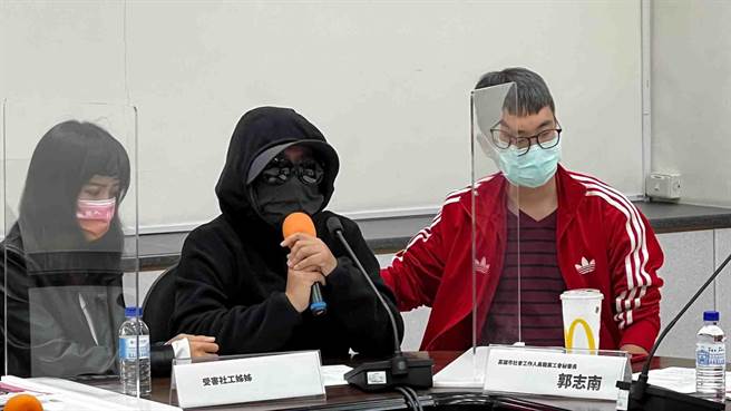 该名社工姊姊（中）今（6）日泪诉，弟弟有口语障碍，抱着感恩的心上班，未料宛如在地狱工作，被迫回捐15万元，但碍于可能失去工作，只好隐忍下来。（柯宗纬摄）