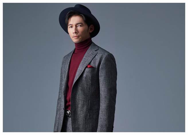 温升豪身穿义大利精品Stefano Ricci合身西装，手拎鱷鱼皮公事包，完美诠释《茶金》名流仕绅形象。（JOJ PHOTO摄）