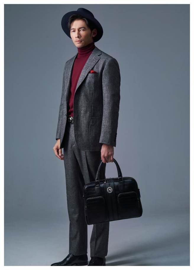 温升豪身穿义大利精品Stefano Ricci合身西装，手拎鱷鱼皮公事包，完美诠释《茶金》名流仕绅形象。（JOJ PHOTO摄）