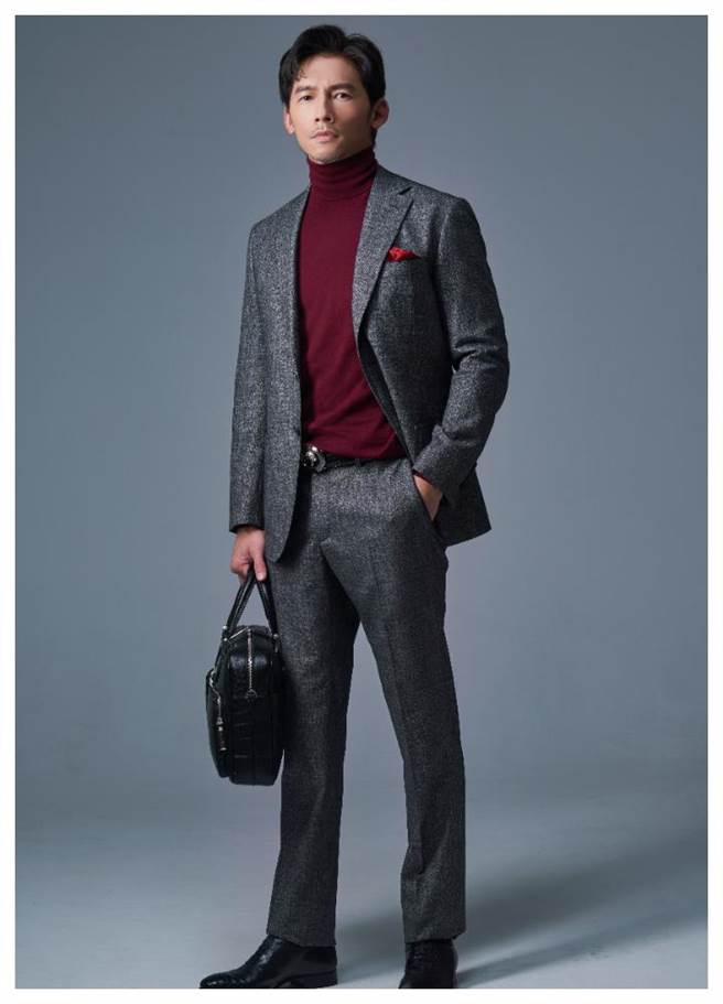 温升豪身穿义大利精品Stefano Ricci合身西装，手拎鱷鱼皮公事包，完美诠释《茶金》名流仕绅形象。（JOJ PHOTO摄）