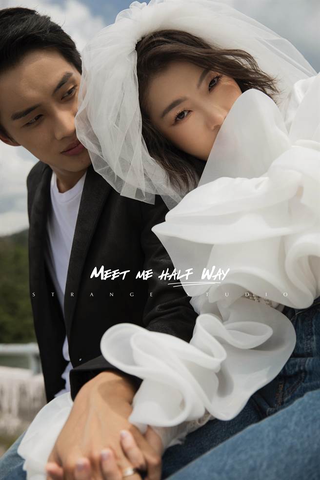 陈泽耀（左）和云镁鑫爱情长跑，今终于结为夫妻。（摩尔娱乐有限公司提供）