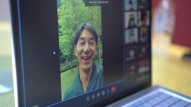 李李仁用身后的美景给予越洋祝福。（摩尔娱乐有限公司提供）