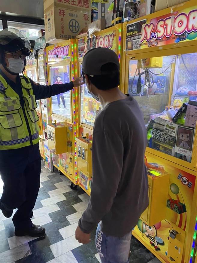 王嫌想用萬用鑰匙行竊他台娃娃機商品，遭業者即時報警，將他逮捕。（讀者提供／程炳璋台南傳真）