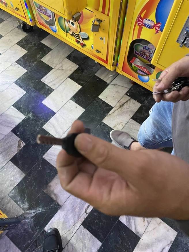 警方發現，同款的娃娃機台，商品櫃鑰匙竟可互通使用。（讀者提供／程炳璋台南傳真）