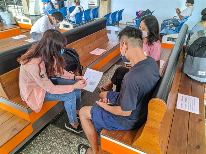 市府助药瘾更生人重返职场，专人一案到底支持就业。(台中市政府提供)