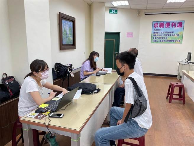 就业服务处主动服务协助毒品更生人顺利就业，于台中市地检署观护人室设置据点服务。(台中市政府提供)