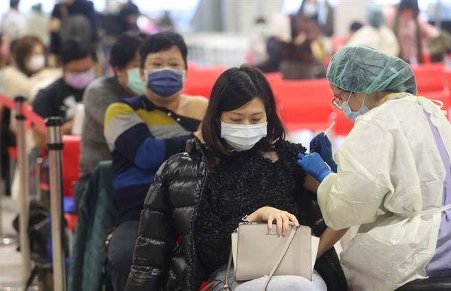 柯文哲砲轟中央於全聯設立疫苗接種站的政策，陳時中今解釋，開設超市接種站是為刺激民眾接種意願，並非毫無效果。（圖／示意圖，記者劉宗龍攝影）