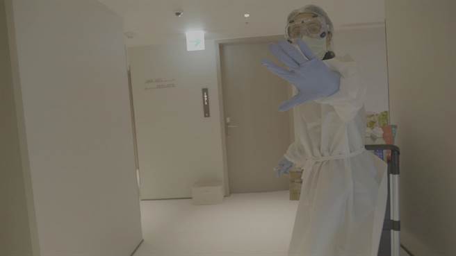 《没有人该成为孤岛》真实呈现台湾防疫旅馆的处境。（华映提供）