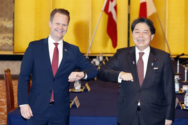 林芳正上任外务大臣，至今已和约15国外长谈话。日前与丹麦外交部长(左)库服特(Jeppe Kofod)见面。(图/美联社) 