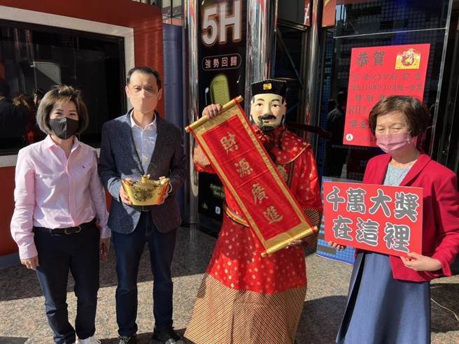 台南市賓士KTV府前店有客人唱歌獲得千萬發票特獎，南區國稅局台南分局長蘇栢鈺前往祝賀。（程炳璋攝）