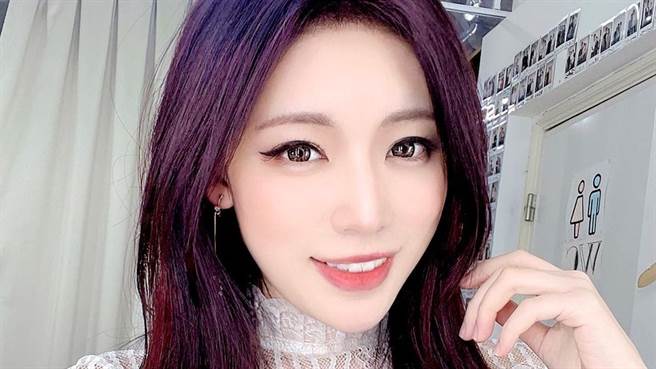 谢立琪（KIKI）今日在IG上晒出自掀上衣的火辣自拍照，让网友大喷鼻血。（图／IG@kiki_hsieh）