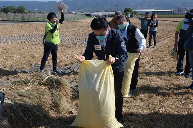 彰化县副县长洪荣章应邀出席食农教育活动，忍不住引述唐诗「谁知盘中飧，粒粒皆辛苦。」呼吁小朋友要惜福。（谢琼云摄）