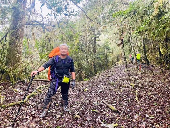 有登山经验52岁的李姓山友，上月23日参加10人登山团挑战南三段路线，从花莲瑞穗林道19K入山，怎料24日却因体能跟不上，独自折返后，失联迄今，亲友发布他当天穿着的照片，盼山友帮忙协寻，花莲县消防局也呼吁有相关讯息的山友，儘速与消防局联繫。（罗亦晽翻摄脸书社团「登山借问站」）