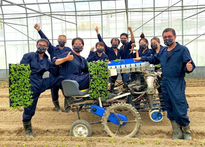 机械化代耕导入花椰菜、甘蓝产业，将舒缓季节性缺工问题。（高雄市农业局提供／林瑞益高雄传真）