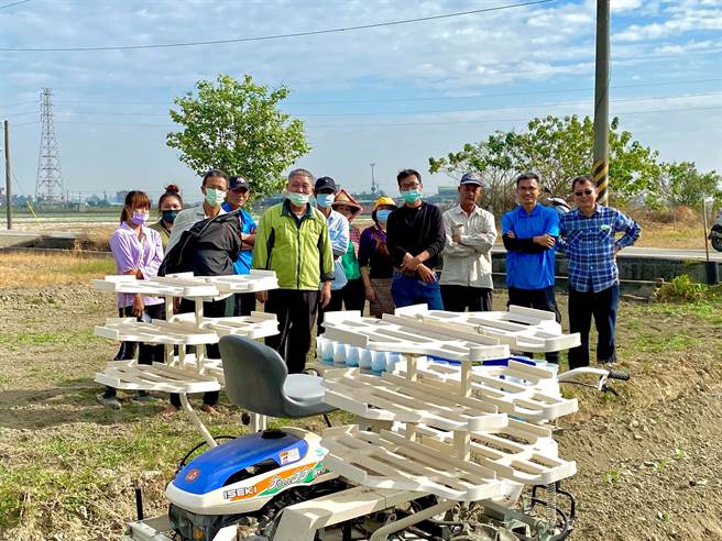高雄市政府农业局向行政院农业委员会争取计画，辅导「方舟农业生产合作社」成立「蔬菜机械代耕团」，推出「人机一体」专业代耕服务。（高雄市农业局提供／林瑞益高雄传真）