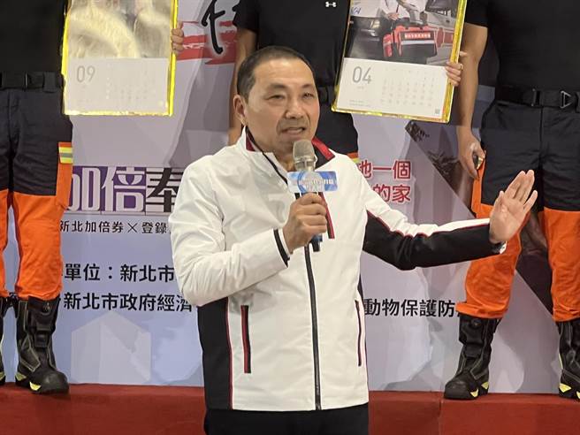 侯友宜今出席新北市消防局猛男月历发表会。（王扬杰摄）