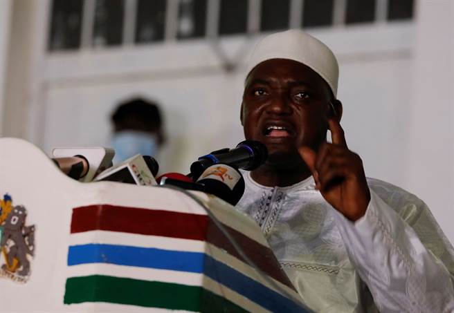 甘比亞現任總統巴羅（Adama Barrow）贏得選舉順利連任。(圖／路透社)