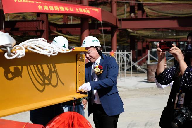 全新台南保时捷中心在12月6日于展间预定基地举行钢构工程的上梁典礼。（尚腾提供）