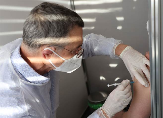 德國新政府希望自明年3月16日起，強制醫療相關工作人員施打COVID-19疫苗。(圖／路透社)