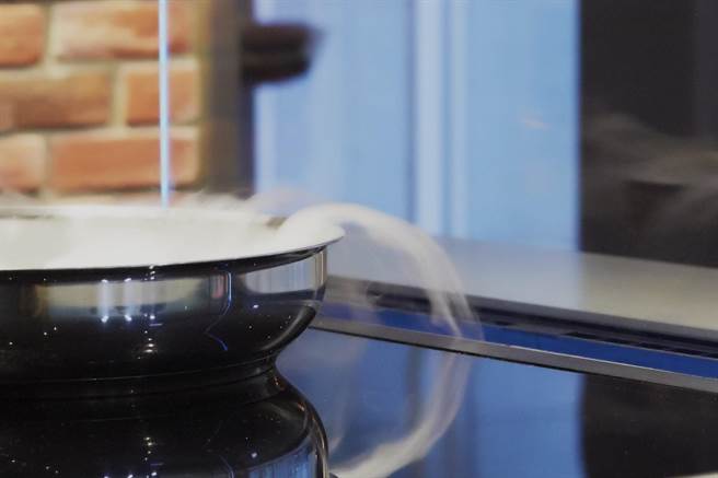 Gaggenau的全新200系列台面升降式排油烟机AL 200，拥有独家专利的Guided Air导引气流科技，透过冷风的导引气流去抑制烹调的热空气发散。（Gaggenau提供）