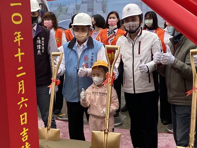 新北市长侯友宜6日出席淡海国小开工典礼表示，淡海国小将会是座E化绿建筑校舍，并纳入公共托育中心及长者照顾等公共设施，预计2023年8月第一期校舍完工。（戴上容摄）