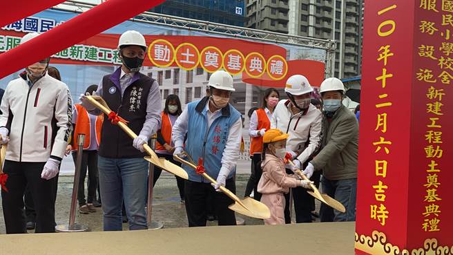 新北市长侯友宜6日出席淡海国小开工典礼表示，淡海国小将会是座E化绿建筑校舍，并纳入公共托育中心及长者照顾等公共设施，预计2023年8月第一期校舍完工。（戴上容摄）