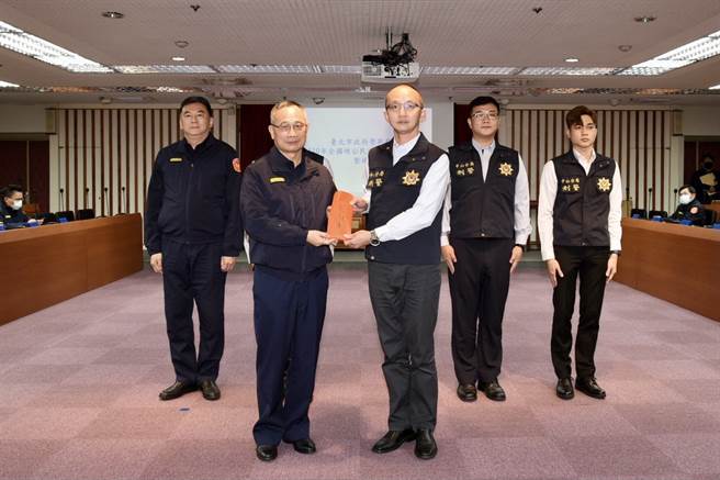 臺北市政府警察局近期侦破多起毒品、诈欺、帮派等各类犯罪，展现维护公权力的决心。警政署署长陈家钦特别于今(6) 日亲赴北市警局，表扬查缉有功人员，并颁发慰问金。(台北市警察局提供)