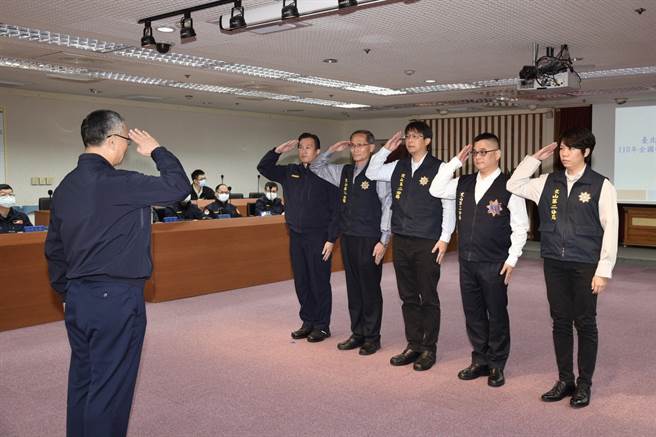 臺北市政府警察局近期侦破多起毒品、诈欺、帮派等各类犯罪，展现维护公权力的决心。警政署署长陈家钦特别于今(6) 日亲赴北市警局，表扬查缉有功人员，并颁发慰问金。(台北市警察局提供)