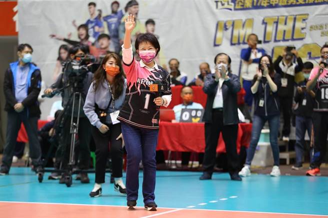 市长卢秀燕到台中太阳神主场助阵加油。(台中市政府提供)