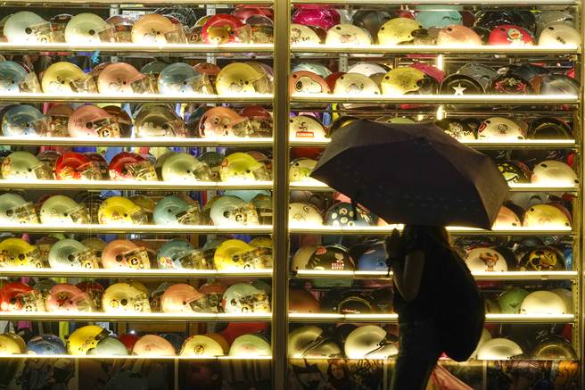 市面安全帽百百款，有网友好奇双D扣比较安全的说法到底是不是真的，引起网友热烈讨论，不少网友都认为，正确配戴最重要。（本报系资料照）