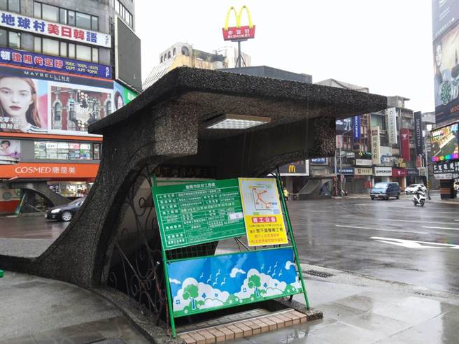 基隆市中心城隍廟、東岸廣場人行地下道封閉進行改善工程，拚農曆年前完工。（陳彩玲攝）