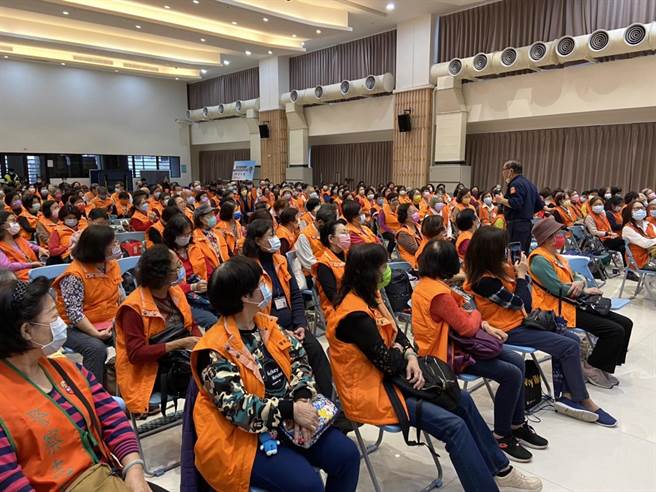 新北市新店警分局今（6日）舉辦110年度下半年警察志工在職教育訓練。（新店警分局提供）