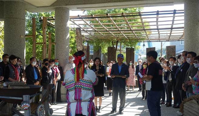 （高雄拾穗扶轮社长顏雅玲（中左）与国际扶轮3510地区2021-22年度地区总监蔡政旺（中右），6日前往高雄市巴楠花部落中小学艺能中心，参加举办成果发表暨捐赠仪式。图／扶轮社提供）