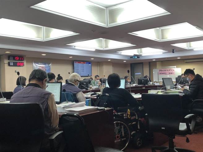 市議會警政衛生委員會提案要求市府完成採購疫苗第三劑疫苗，口服藥物、相關防治用品之必要性、可行性評估報告送交議會。（楊亞璇攝）