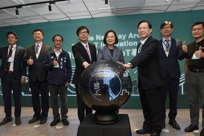 （总统蔡英文(右四)6日由高雄市长陈其迈(右五)陪同，为亚湾新创园区暨5G AIoT专案办公室揭幕。图／高雄新闻局提供）